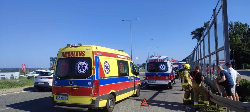 Zderzenie trzech samochodów osobowych oraz karetki pod Krakowem. Utrudnienia na drodze krajowej nr 94