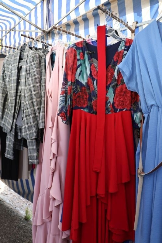 Letnio-jesienna moda na giełdzie w Miedzianej Górze w niedzielę 10 września. Płaszcze, kurtki i inne. Zobacz, co można było kupić. Zdjęcia