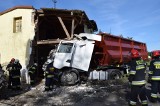 W Murzynku ciężarówka wjechała w dom [zdjęcia]
