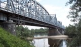 29-letni desperat chciał skoczyć z mostu w Puławach. Tragedii zapobiegli policjanci i ściągnęli go z mostu