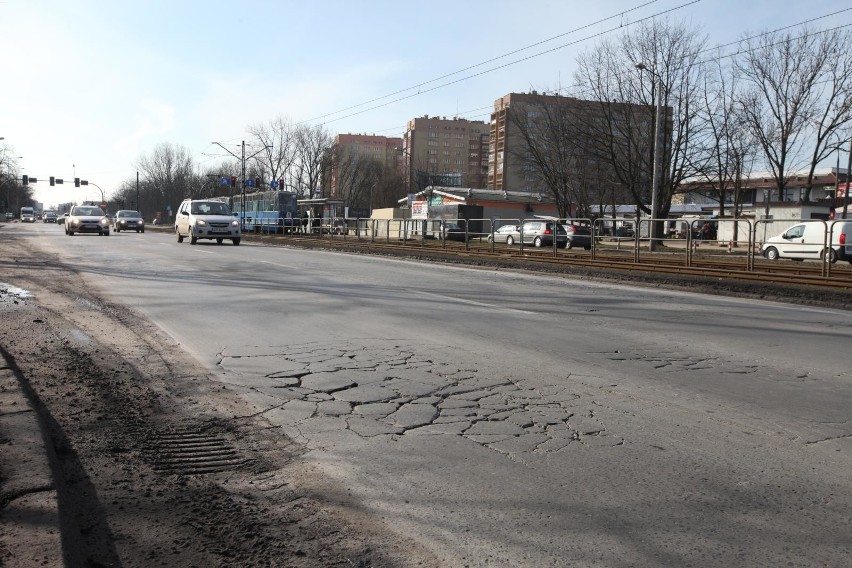 Obecnie ul. Kocmyrzowska ma po jednym pasie ruchu w każdym z...