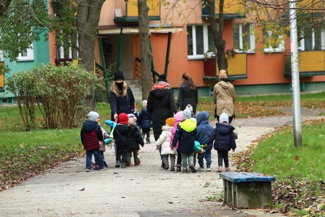 Dodatkowy zasiłek opiekuńczy przysługuje m.in. gdy placówka oświatowa dziecka lub dorosłej osoby niepełnosprawnej jest zamknięta, lub działa w ograniczonym zakresie z powodu koronawirusa.