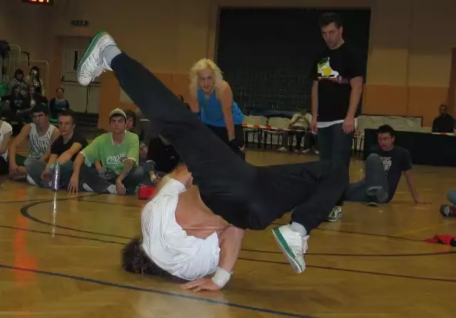 Zawody breakdance są widowiskowe dla publiczności.