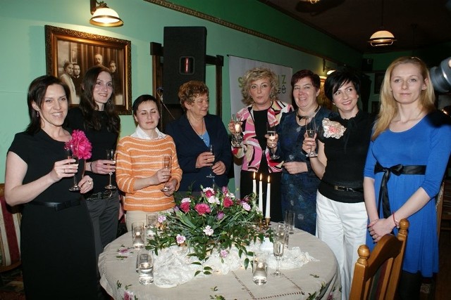 Uczestniczki plebiscytu. Piąta od lewej Wiesława Pawłowska, "Kobieta Roku 2011"