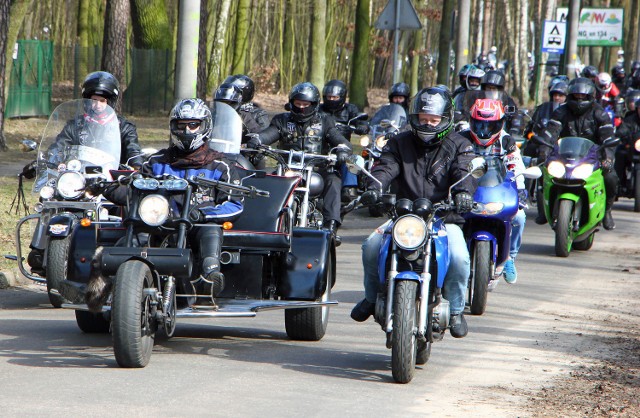 "Motocykliczni" Z Grudziądza zorganizowali zbiórkę miłośników jednośladów na grudziądzkim rynku aby przejechać do Rudnika powitać wiosnę. Stawiło się ponad trzystu motocyklistów z miasta i regionu. W ten sposób otwarto sezon motorowy. Na plaży miejskiej czekała na uczestników prawdziwa uczta przy ognisku. Aby powitanie wiosny nabrało kolorytu spalono dwie marzanny jako symbole nielubianej zimy.