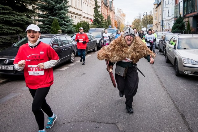 W sobotę odbył się Bydgoski Bieg Niepodległości. Uczestnicy wystartowali o godzinie 15. Pobiegli następującą trasą: Plac Wolności – Gdańska – Kamienna – Sułkowskiego – Chodkiewicza – 20 stycznia 1920 r. – Słowackiego – Staszica – Kołłątaja – Libelta – Gimnazjalna – Jagiellońska – 19 marca 1981 r.  – Park Kazimierza Wielkiego – Plac Wolności. Trasa liczyła 5000 metrów.Zobacz również:Prognoza pogody(TVN Meteo/x-news)