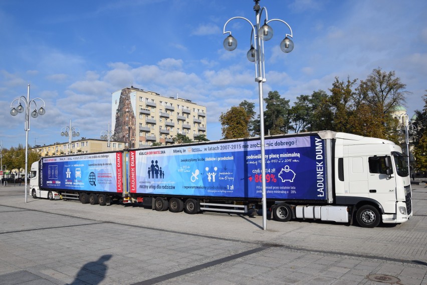 Częstochowa: Platforma Obywatelska pokazała "Ładunki dumy" na placu Biegańskiego ZDJĘCIA