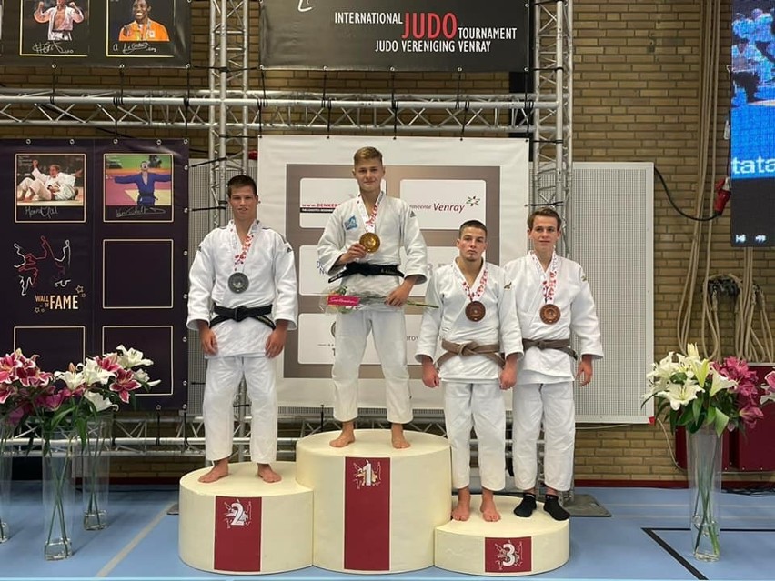 Reprezentanci ekip UKS Judo Kraków i KS Nastula Club podczas...