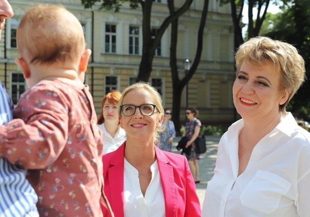 Podczas niedzielnego wiecu wyborczego w Katowicach Małgorzata Trzaskowska powiedziała, że chce, by każda kobieta otrzymała dodatek do emerytury za wychowanie dziecka.