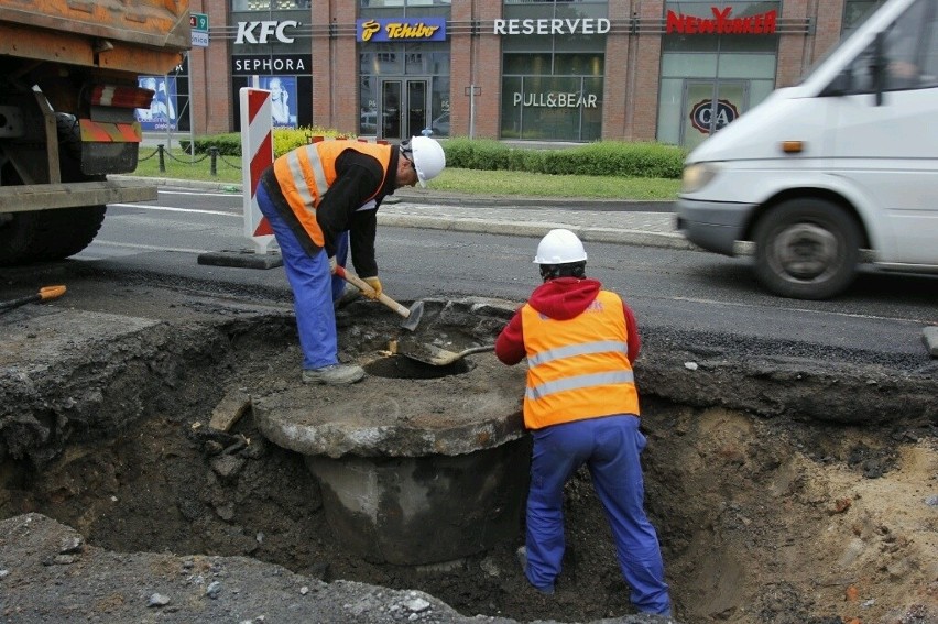 Zapadła się jezdnia na pl. Dominikańskim. Zamknięte dwa pasy. Będą korki (ZDJĘCIA)