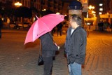 Wrocław: Czy miasto pozbędzie się pań z różowymi parasolkami? Nie. Bo nie potrafi