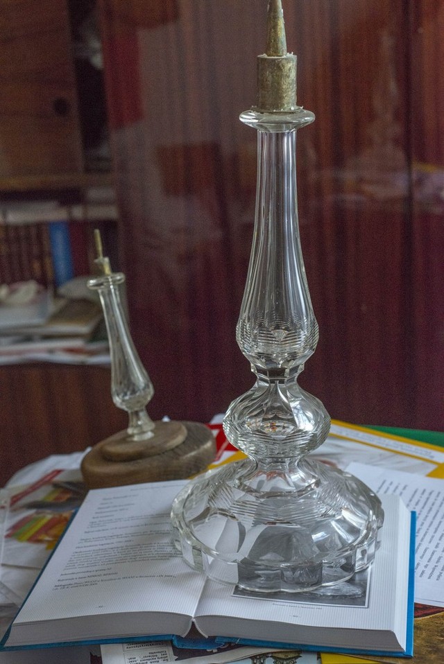 Kryształowe lichtarze odnaleziono w kościele.