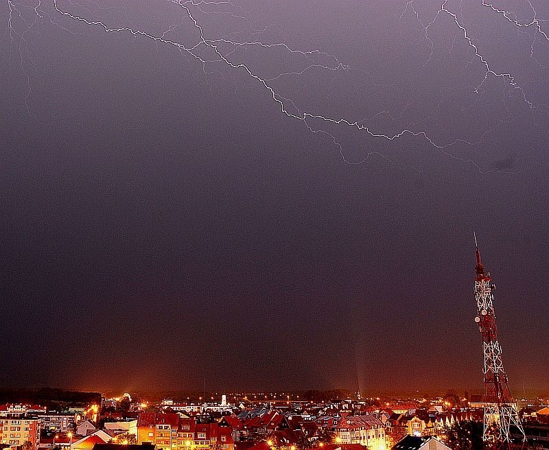 Burza nad Ostrołęką! Zobacz niesamowite zdjęcia błyskawic nadesłane przez Internautę