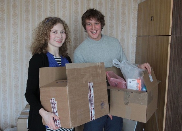 Ada Skowron, uczennica I LO w Radomiu i Piotr Krupa z "Elektronika&#8221;, pakowali w piątek dary dla Ukrainy z radomskiej zbiórki.