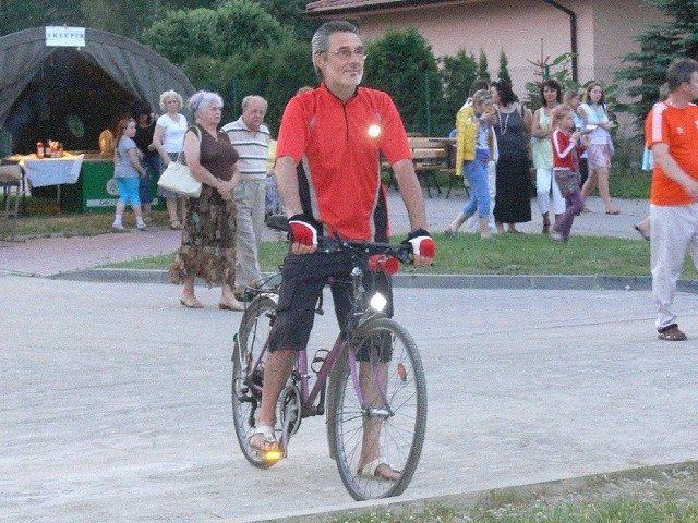 Radny Jerzy Stopka na rowerze.