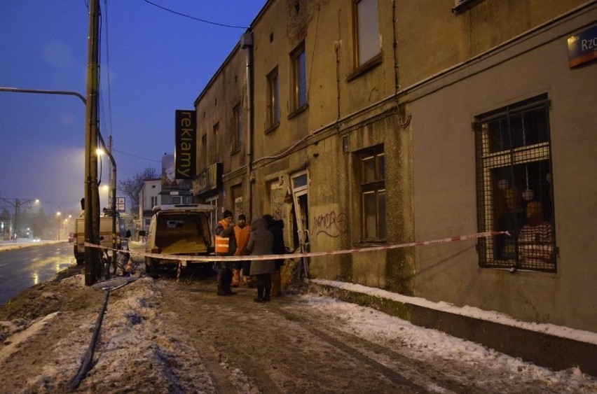 Nocny wypadek na ul. Rzgowskiej. Tir wjechał w zakład krawiecki [zdjęcia, FILM]