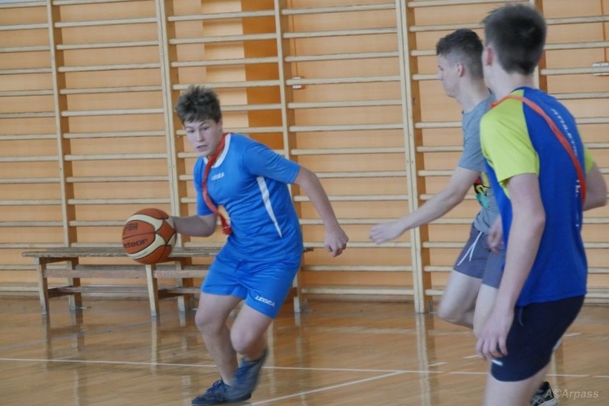 Turniej w streetballu w kozienickiej szkole.