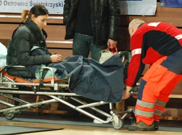 Agnieszka Starzyk-Bonach niedzielny mecz opuściła na noszach udając się do szpitala. Badania wykazały uszkodzenie torebki stawowej i spory obrzęk. 