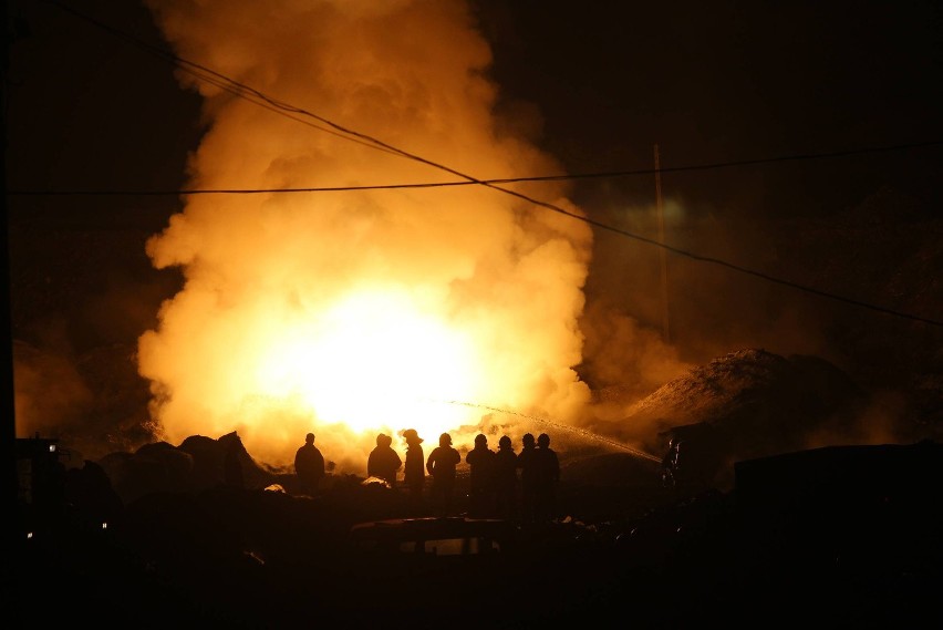 Pożar w Siemianowicach: Nadal badają przyczyny pożaru w BM Recykling [ZDJĘCIA]
