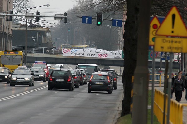 Na wiadukcie nad ulicą Szczecinską wisi transparent kibiców...