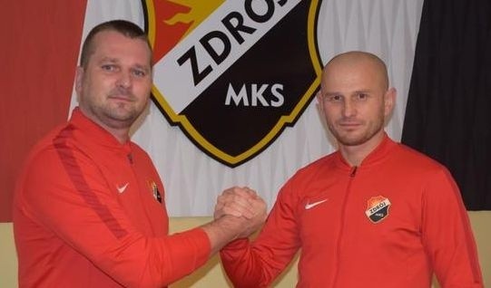 Trener Mariusz Arczewski (z prawej) z prezesem zarządu Zdroju Tomaszem Batorskim.
