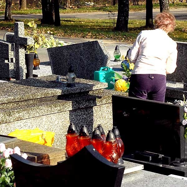 Przed świętem zmarłych na cmentarzach rozpoczyna się tradycyjne porządkowanie mogił.