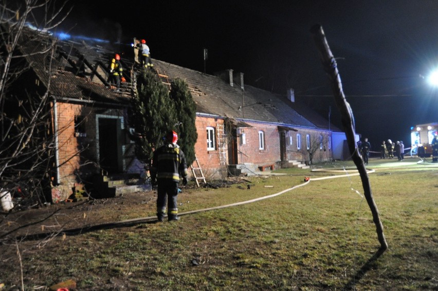 Pożar strawił dom w Jeziorkach koło Barwic [zdjęcia, wideo]