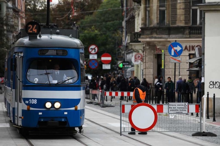 Kraków. Kuriozum na Karmelickiej. Barierki blokują ruch, a jak jedzie tramwaj, to robotnik ją odsuwa [WIDEO, ZDJĘCIA]