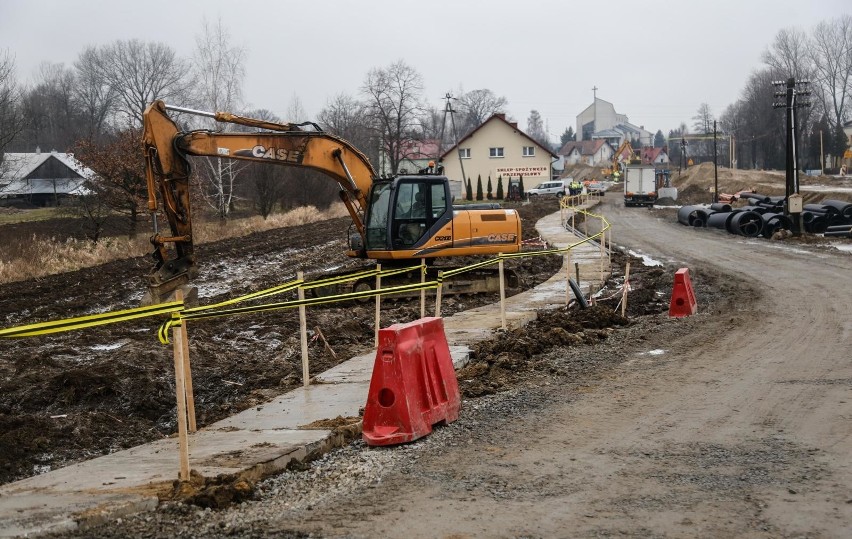 Betonowa ścieżka, która pojawiła się w krajobrazie Głuchowa....