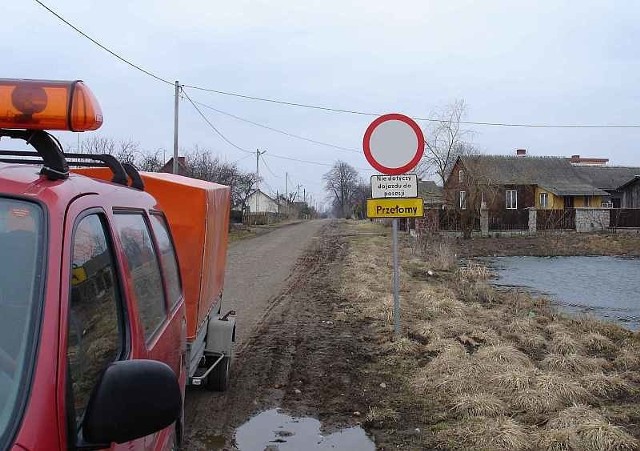 Droga Omięcin &#8211; Koryciska w gminie Szydłowiec została zamknięta dla ruchu. Do swoich posesji mogą nią dojechać tylko mieszkańcy.