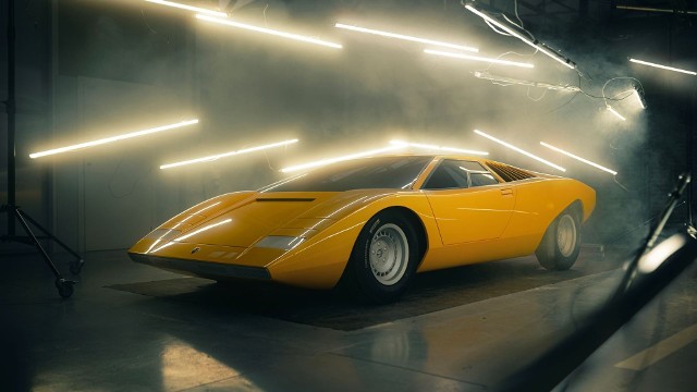 Podczas ekskluzywnej wystawy samochodów zabytkowych Concorso d’Eleganza Villa d’Este odbywającej się w okolicach Rzymu zaprezentowano rekonstrukcję pierwszego modelu legendarnego Lamborghini Countach LP 500 z 1971 roku. Za projekt odpowiadało Polo Storico Automobili Lamborghini, a prace z nim związane pochłonęły 25 000 godzin pracy zespołu.Fot. Lamborghini