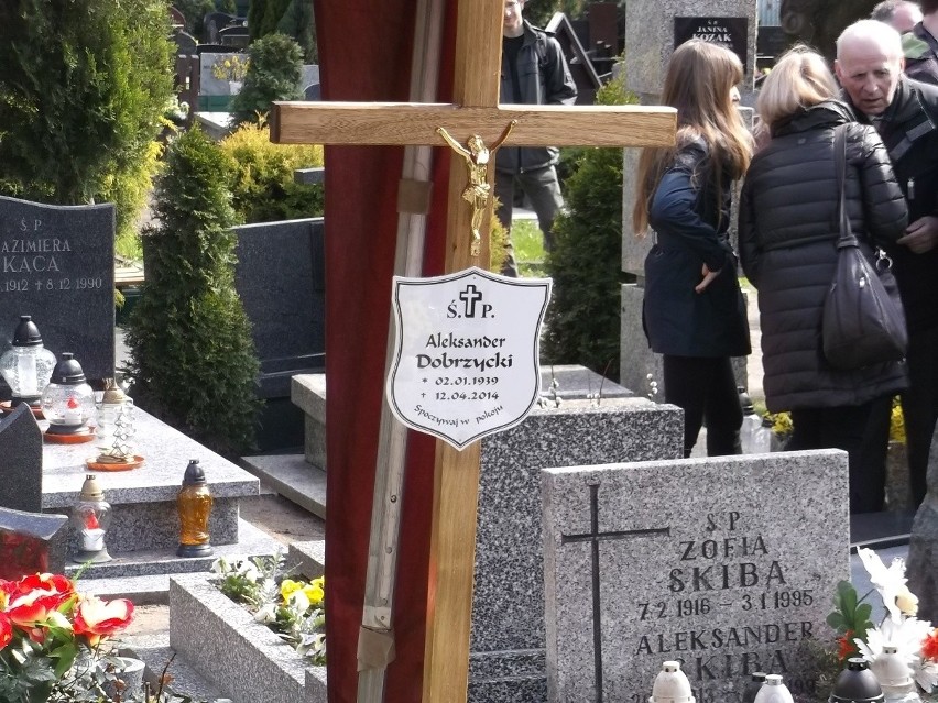 Pogrzeb Aleksandra Dobrzyckiego. Na Sępolnie pochowano byłego dyrektora XIV LO (ZDJĘCIA)