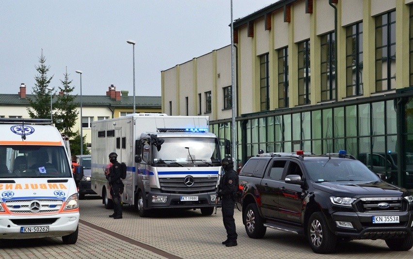 Strzały i rozbite auta oraz akcja antyterrorystów przy sądeckiej PWSZ - to były tylko ćwiczenia