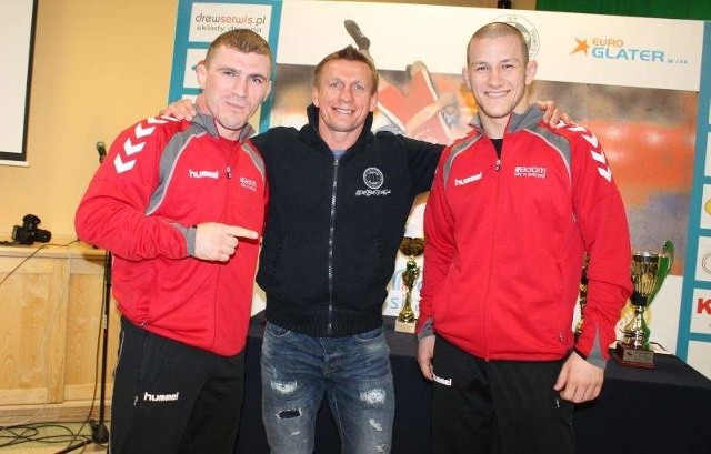 Arkadiusz Kułynycz (z prawej) z kolejnym sukcesem. Na zdjęciu z Danielem Rutkowskim i Ryszardem Wolnym, trenerem kadry Polski.