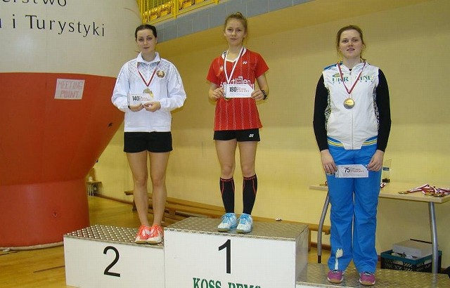 Wiktoria Dąbczyńska (w środku) na najwyższym stopniu podium w singlu. Suchedniowianka zdobyła w stolicy w sumie dwa złota.