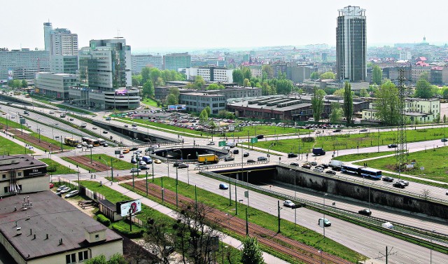 Błąd pierwszy: ustawa metropolitalna. Problem zrodził się dzień po wyborach, ale błąd popełniono jeszcze w czasie kampanii. Oto Tomasz Tomczykiewicz ogłasza radośnie, że w 100 dni po wyborach zadba o ustawę metropolitalną dla Śląska. Pamiętają Państwo, jak w "Dzienniku Zachodnim" odliczaliśmy ową setkę? Ile tłumaczeń było, że da się, ale ktoś tam blokuje, że my chcemy, ale oni niedobrzy&#8230; Przed ostateczną kompromitacją, blamażem i klęską uchronił PO tylko poseł Wójcik, jedyny, który zdawał się sprawiać wrażenie, że chce mu się pamiętać o wyborczych obietnicach. Na tym się jednak skończyło. A jeszcze - to był istny grand finale - ważny wtedy minister Michał Boni zakpił ze Ślązaków, bo uznał, że prosty komunikat, byśmy zapomnieli o metropolitalnym śnie, w zupełności wystarczy. Takich rzeczy się nie zapomina.