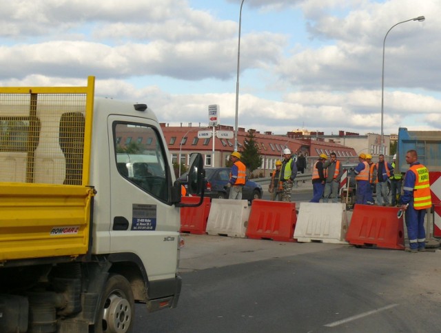 Prace przy przebudowie wiaduktu hamują ruch.