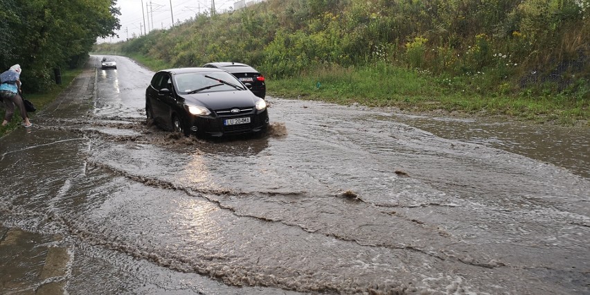 Ul. Janowska w Lublinie zalana po burzy. Najgorsza sytuacja w rejonie wiaduktu kolejowego. Czy miasto rozwiąże problem?