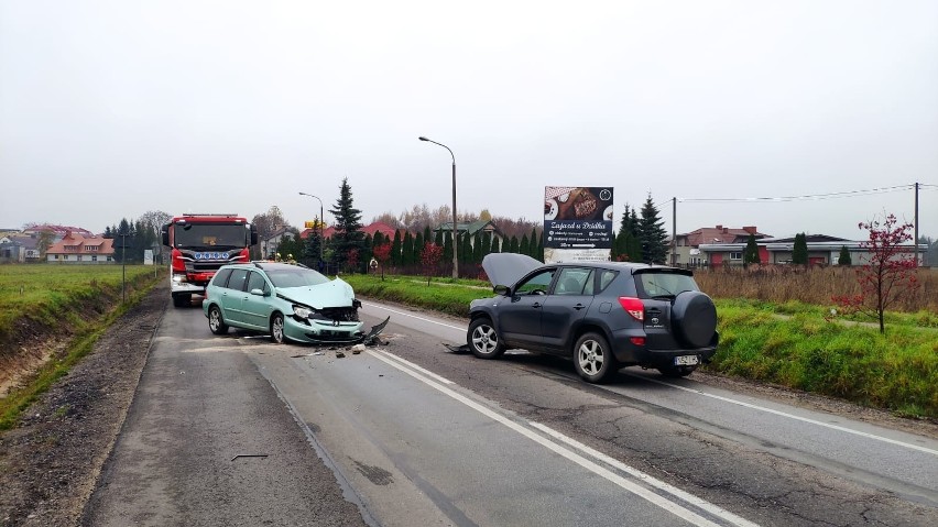 Wypadek w Myszyńcu Starym. Czołowe zderzenie dwóch aut na drodze krajowej nr 53. 7.11.2022. Zdjęcia