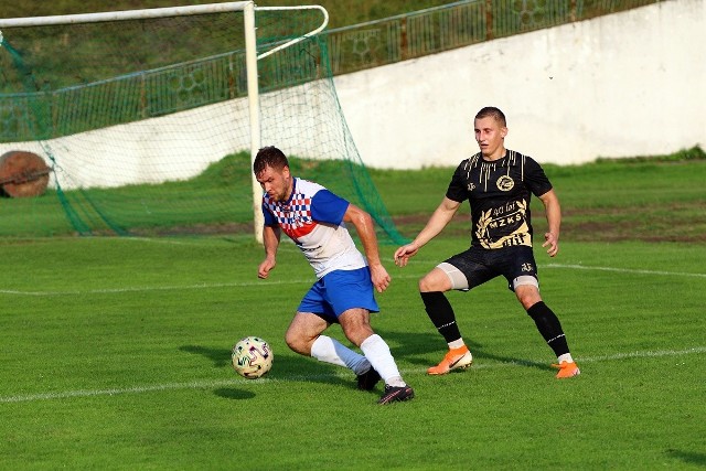 Bartosz Sot (przy piłce) zdobył dla Granatu dwa gole