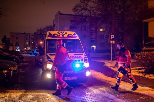 Wstrząsające sceny w bloku przy Pestalozziego rozegrały się 7 lutego. Nożownik wtargnął do mieszkania i śmiertelnie ranił 22-letniego mężczyznę oraz swoją byłą żonę. Parę chwil później popełnił samobójstwo