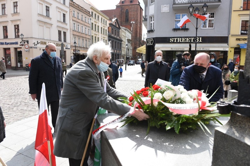 Podniesieniem flagi na maszt na Rynku Staromiejskim oraz...