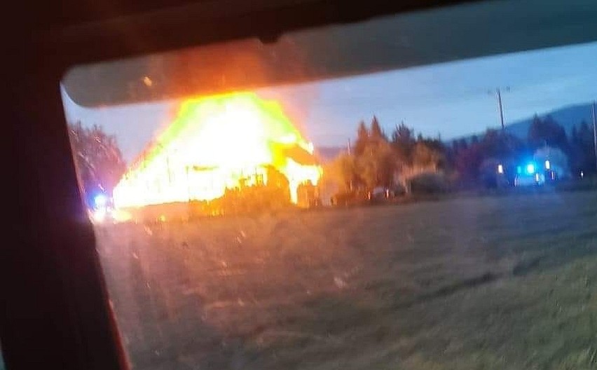 Duży pożar domu pod Jelenia Górą. 19 zastępów strażaków w...