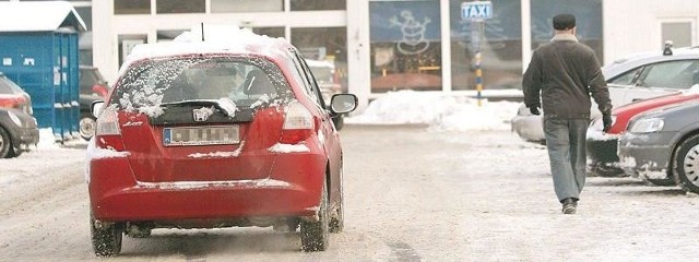 Pracownicy AS Marketu sami odśnieżyli parking. Można jeszcze zatrudnić profesjonalną firmę, ale wszystkie mają obecnie huk zleceń