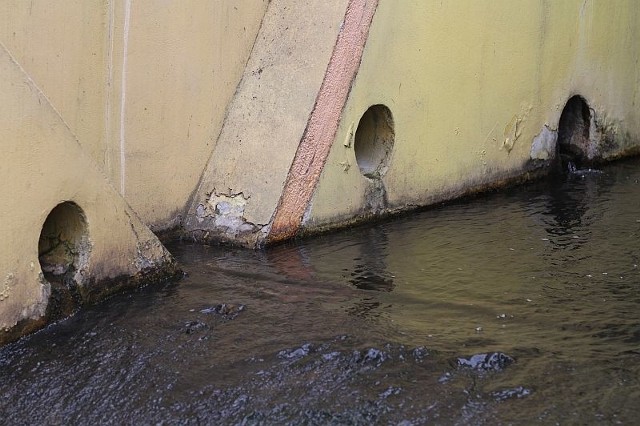 Kielczanie wskazują, że Silnica przy przepływie pod ulicą Jesionową, w ostatnich dniach bardzo śmierdzi, a woda jest aż czarna.