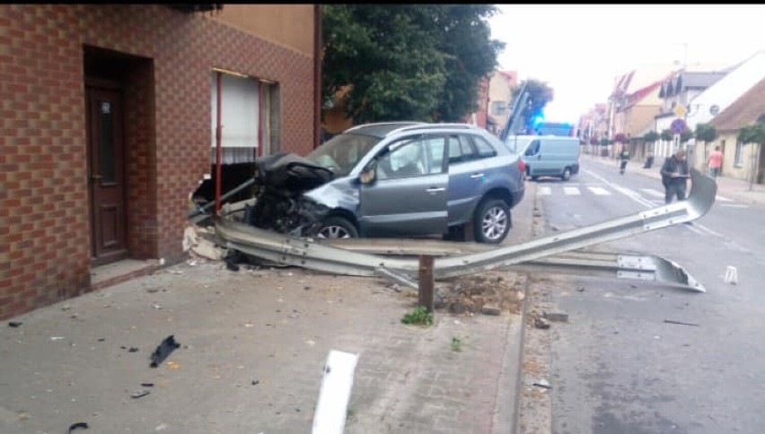 Auto uderzyło w budynek na tym skrzyżowaniu...