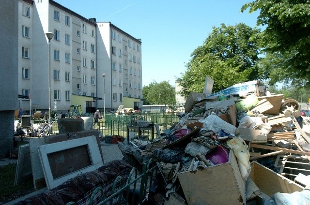 Z zalanych mieszkań i piwnic ludzie wynosili sterty śmieci