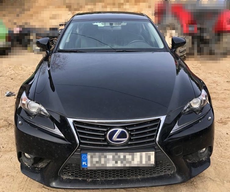 Lexus o wartości prawie 150 tys zł został przywłaszczony w 2018 roku. Został odzyskany przez policjantów z warsztatu samochodowego