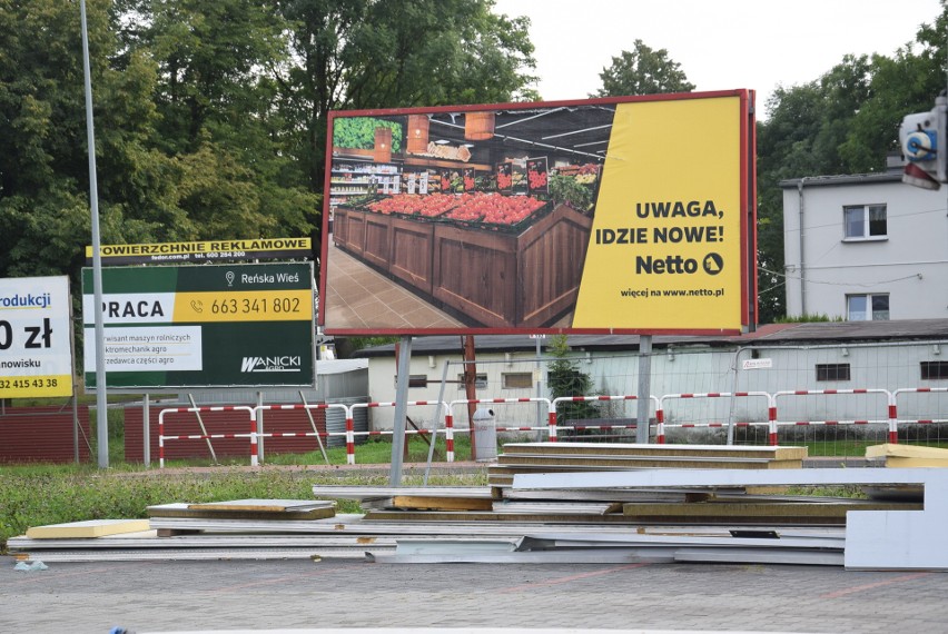 Robotnicy odnawiają wnętrze, które zostanie urządzone...