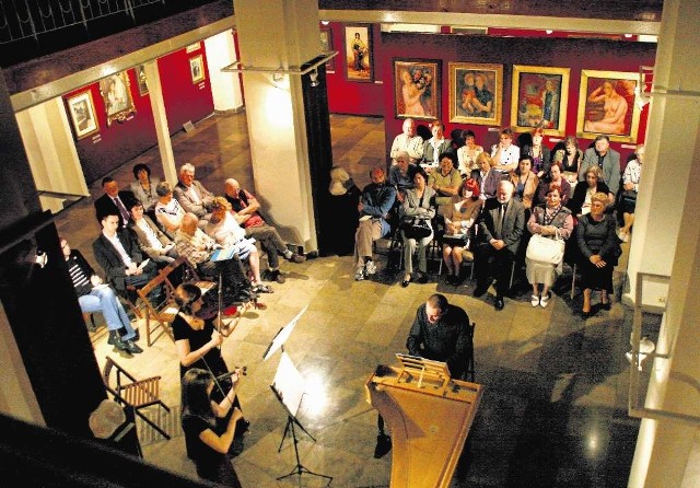 Galeria Dawna Synagoga wykorzystywana była przez Muzeum Okręgowe do prezentowania dzieł sztuki oraz organizowania koncertów (na zdjęciu Capella Cracoviensis)